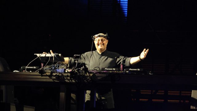 Ksiądz DJ Padre Guilherme grający za konsoletą podczas koncertu W górę serca w Opolu