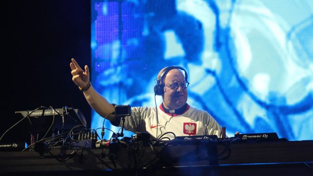 Ksiądz DJ Padre Guilherme grający za konsoletą podczas koncertu W górę serca w Opolu