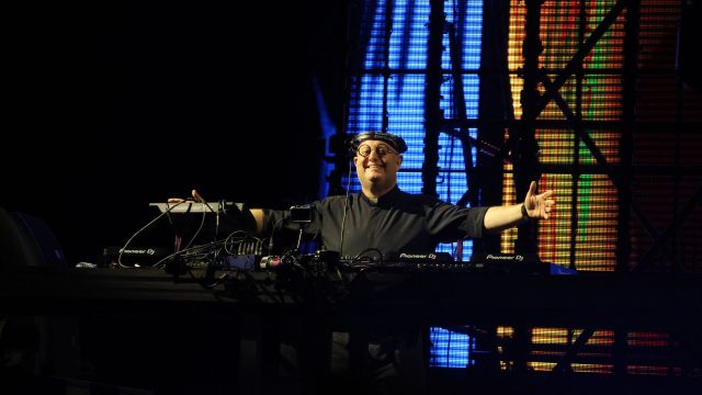 Ksiądz DJ Padre Guilherme grający za konsoletą podczas koncertu W górę serca w Opolu