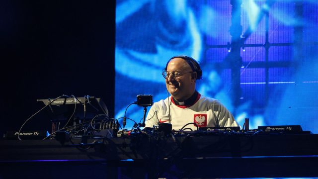 Ksiądz DJ Padre Guilherme grający za konsoletą podczas koncertu W górę serca w Opolu