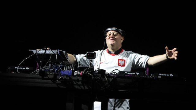 Ksiądz DJ Padre Guilherme grający za konsoletą podczas koncertu W górę serca w Opolu